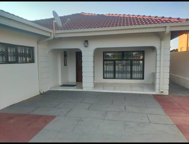 3 BEDROOM HOUSE FOR SALE IN SHAYANDIMA